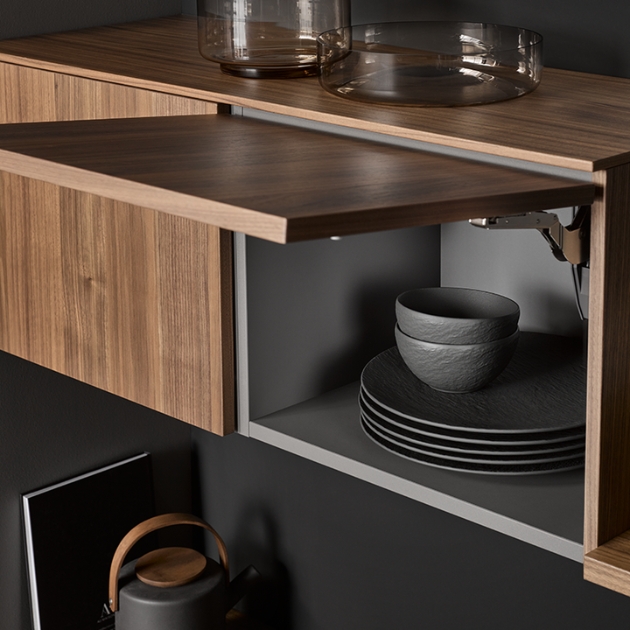 Moderner Küchenoberschrank mit praktischer Lifttür und Holzfront für eine ergonomische Küchenplanung nach Maß.