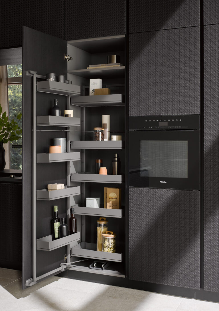 Hoher Apothekerschrank mit ausziehbaren Metallkörben für Vorräte