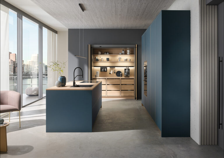Moderne Einbauküche mit blauer Kücheninsel und offenen Pocket Doors