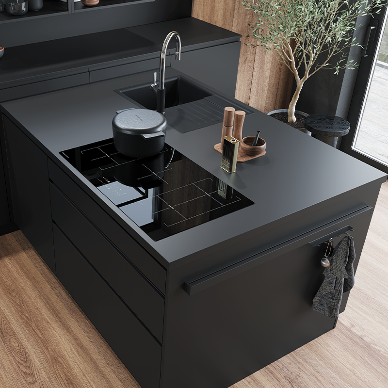 Moderne mattschwarze Kochinsel mit integriertem Kochfeld und Spüle für eine exklusive Küchenplanung.
